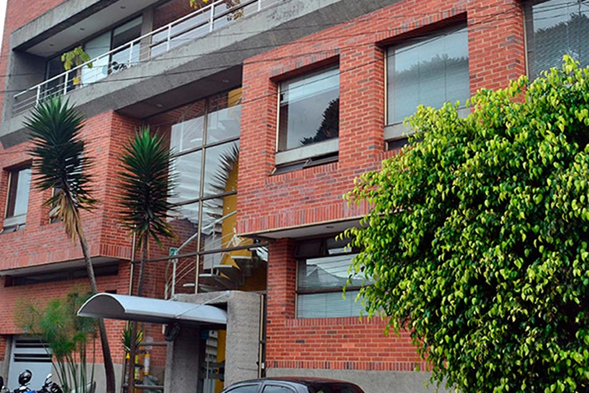 Fachada del edificio de IBO Oficinas Virtuales en Bogotá